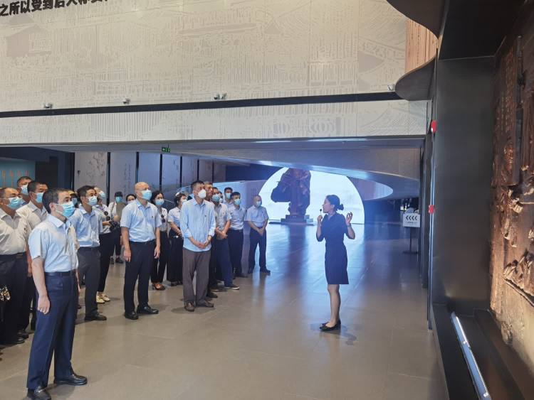 傳承海瑞精神 激蕩清風(fēng)正氣——市環(huán)發(fā)公司開展“清廉國企 青廉有我”主題黨日活動(dòng)(圖3)