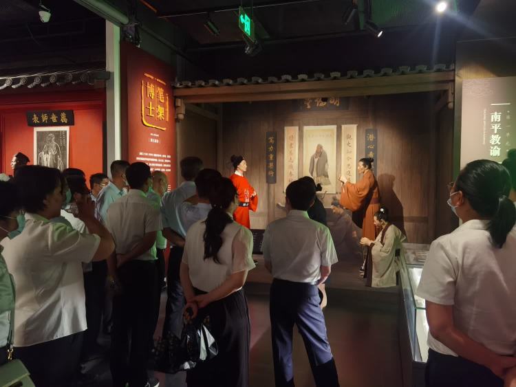 傳承海瑞精神 激蕩清風(fēng)正氣——市環(huán)發(fā)公司開展“清廉國企 青廉有我”主題黨日活動(dòng)(圖5)