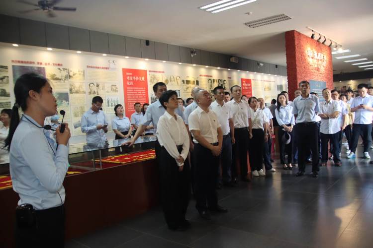 賡續(xù)紅色基因 奮進時代征程 ——市國資委機關(guān)聯(lián)合市環(huán)發(fā)公司開展主題黨日暨清廉國企教育活動(圖5)