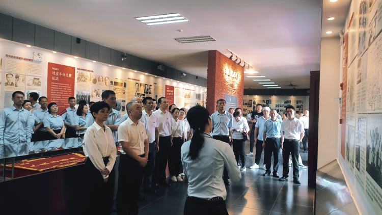 賡續(xù)紅色基因 奮進時代征程 ——市國資委機關(guān)聯(lián)合市環(huán)發(fā)公司開展主題黨日暨清廉國企教育活動(圖6)